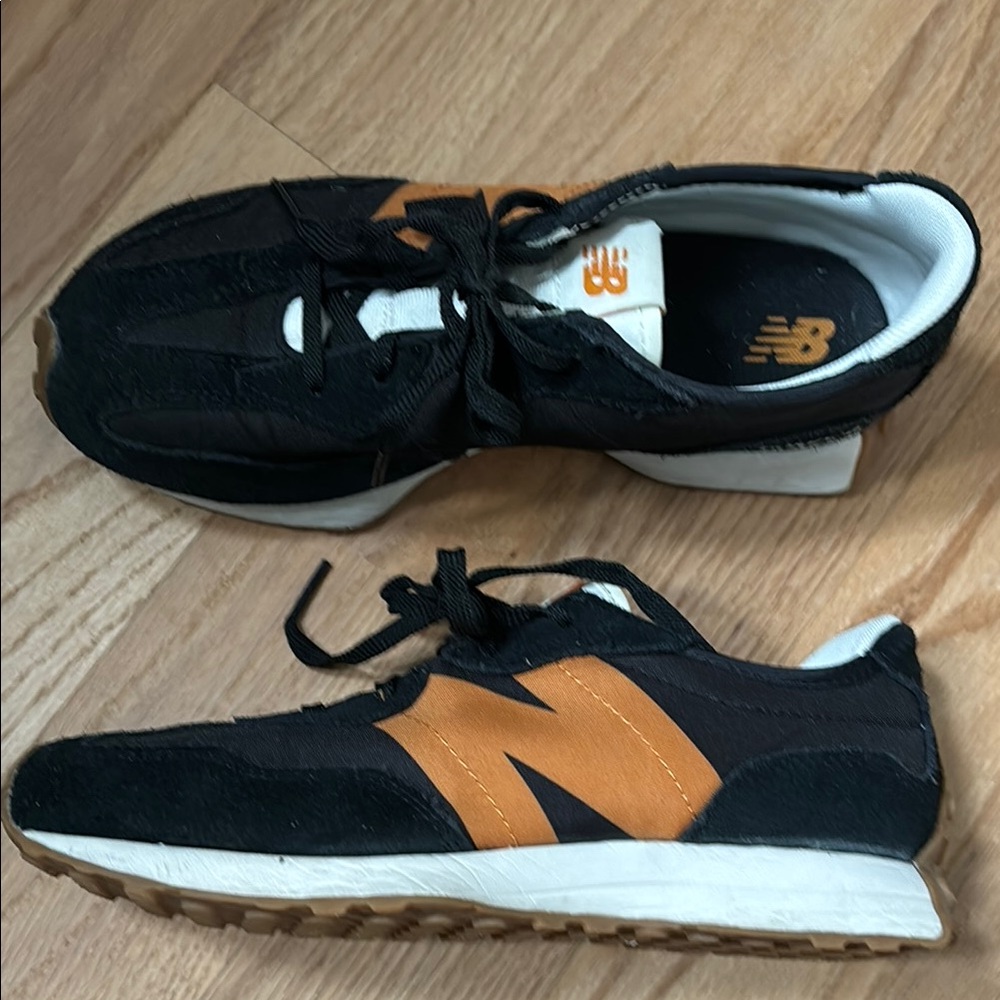 New balance Men 5 Women 7 black and orange